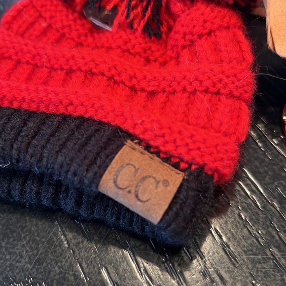 C.C Knit Hat Keychain with Pom Pom - Picture 3 of 6